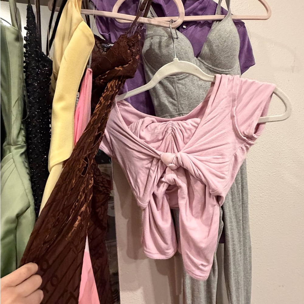 Women’s Clothing Bundle – XS / Small – 34 Pieces - Picture 5 of 14